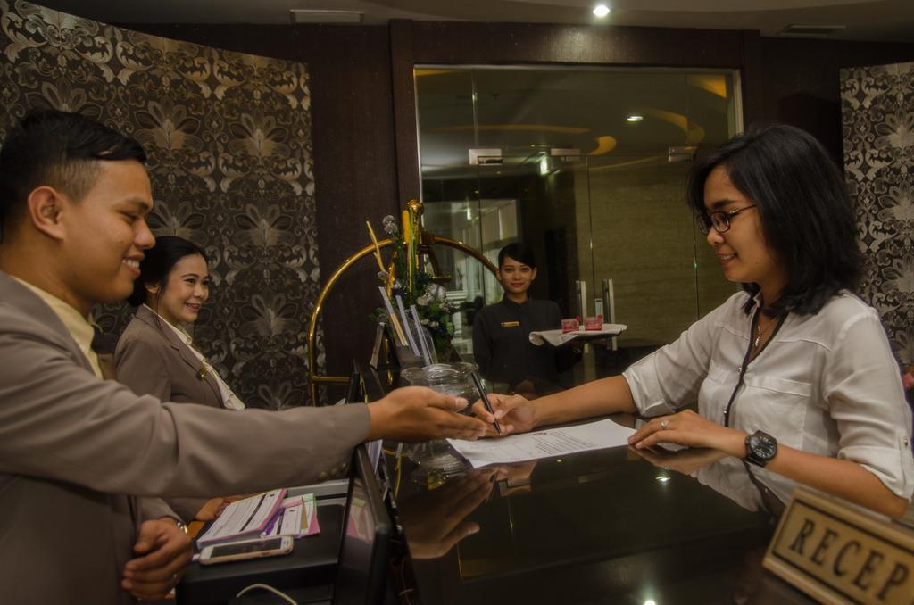 Royal Suite Condotel Medan Exterior photo