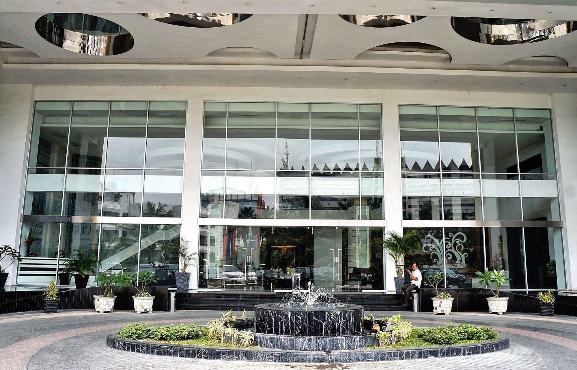 Royal Suite Condotel Medan Exterior photo
