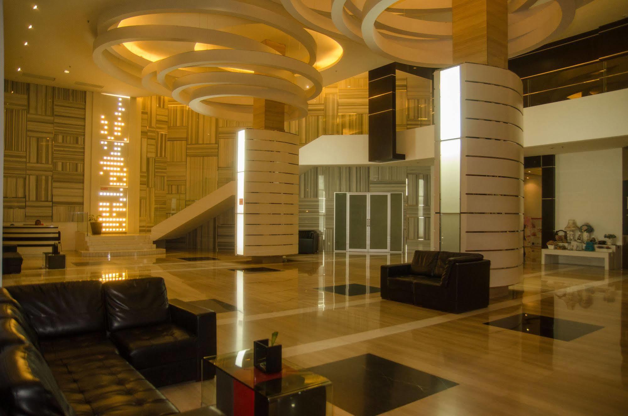 Royal Suite Condotel Medan Exterior photo
